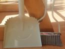 掃除しながら、思わずニッコリ。笑顔がまぶしいほうき&ちりとり