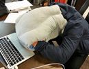 【これで勝てる】腕も顔も痺れない「デスクで爆睡」専用枕