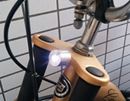 金属に付けることで通電し光る“マグネット式ライト”!