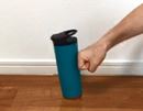 押しても引いても倒れない! 真上にだけ持ち上がるマイボトル