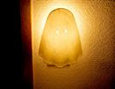 夜間の暗い廊下を見守ってくれるのは…オバケ!?