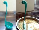 鍋に入れるとUMAが出現!遊び心あるネッシー型お玉