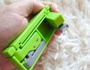 かさばる文具No.1の2穴パンチが超コンパクトに変身!