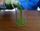 飲む直前に“振って”たてる。プレミアムなペットボトル茶