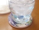 まるで引力? 水滴をぐんぐん吸い取るセラミックコースター