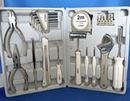 24種類もの工具が1冊に? 本棚に収納できるツールセット