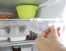 冷蔵庫に引き出しを増設! 棚にぶら下げるケースが秀逸
