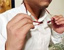 首にかけて、パカッと開閉。進化形のメガネがすごかった!