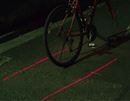 自転車の車幅をお知らせ! レーザービーム付きテールライト