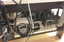 床でごちゃつくケーブル…専用トレーでスッキリさせませんか?