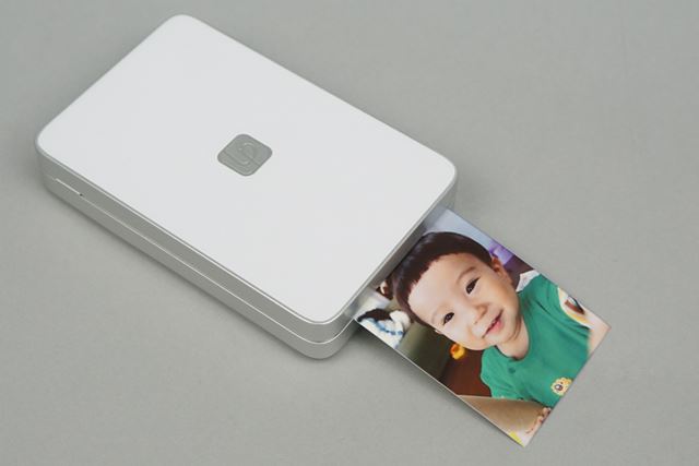 印刷は1枚当たり約30秒ほどで完了。1時間のフル充電で、10～15枚印刷できる