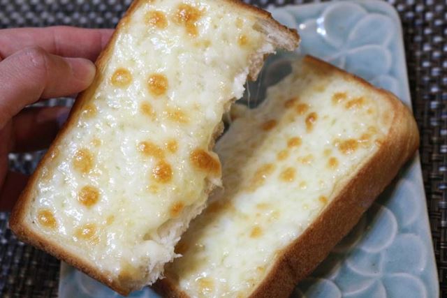「バルミューダ ザ トースター」のチーズトーストに比べると、チーズの水分が少ない様子