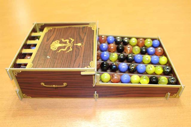 これが排出機。コンポーネント（付属品）が豪華なボードゲームは、見るだけでウキウキしますね♪