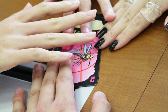 蚊のカードが出たらイカサマのチャンス！ 全員で蚊をたたかなければいけません。その隙に…
