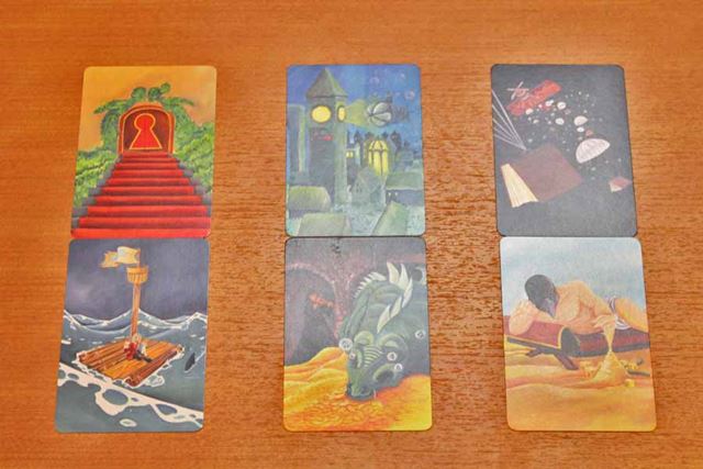 これが語り部の手札だとして、例えば上段真ん中のカードを「未来」と名付けます