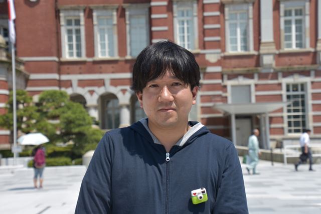 胸につけたカメラのブローチがかわいい…