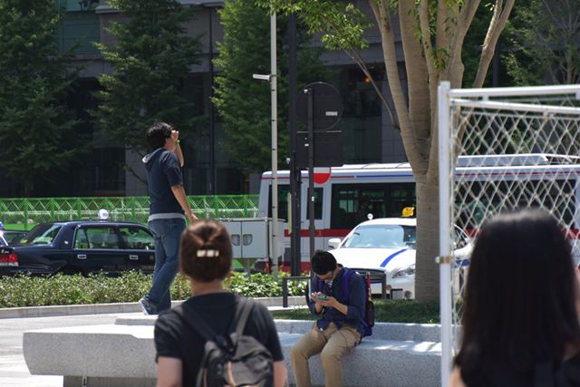 なぜか東京駅と真反対のほうをじっと見ていたり…