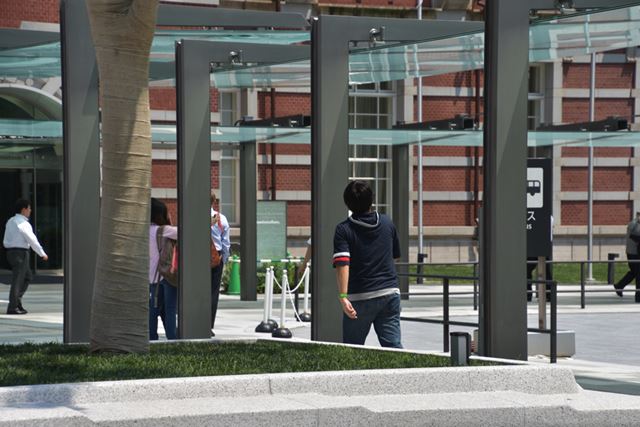 駅の通路をゆっくりと歩いていたり…