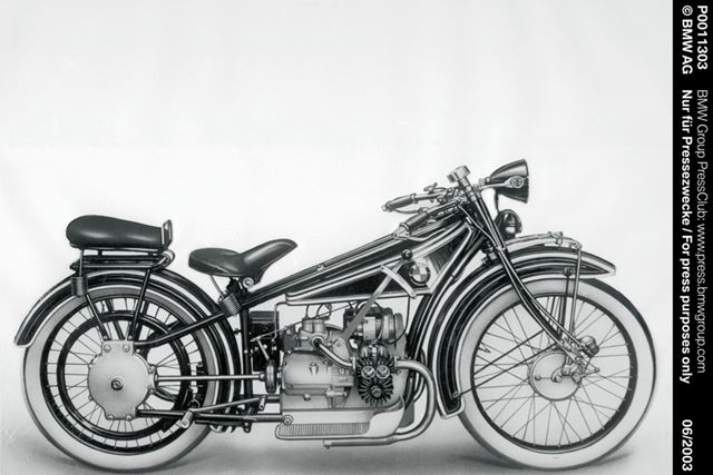 長く伸びた車体に水平対向2気筒の空冷エンジンを搭載した「R32」。流麗なデザインは今見てもカッコイイ