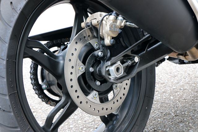 リアブレーキもBYBLE製で、リアタイヤのサイズは150/60 R17