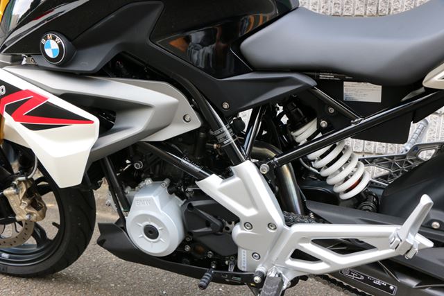 スチール製のパイプを組み合わせたフレームはエンジンを包み込むようなレイアウトとされ、剛性感も高い