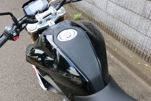 容量が11Lあるフューエルタンク。カタログ燃費は30.3km/Lなので、長距離ツーリングも問題なくこなせそうだ