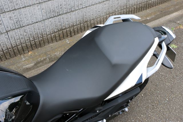 シートは細身だが、予想以上に座りやすくタンデム（2人乗り）もしやすい