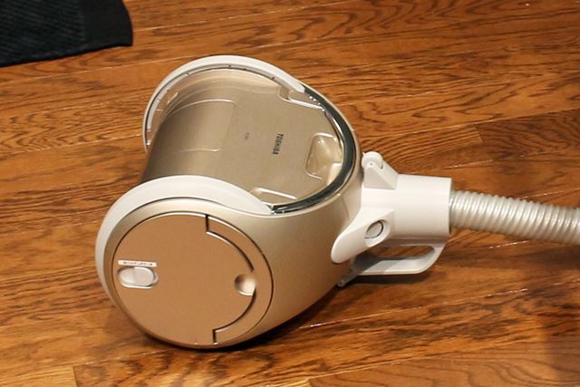 本体が上下反対になっても走行できるように、本体よりも大きな車輪を搭載