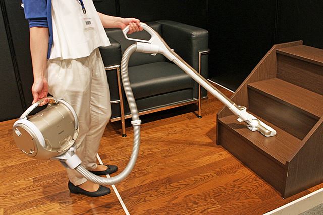 階段は本体を持ちながら掃除することが多いですが、その際は本体が下に向きます