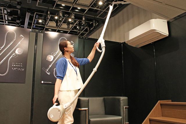 エアコンの天面や高い所を掃除するためにヘッドを上げると、本体は上向きになります