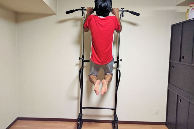 手を肩幅に広げた普通のチンニング