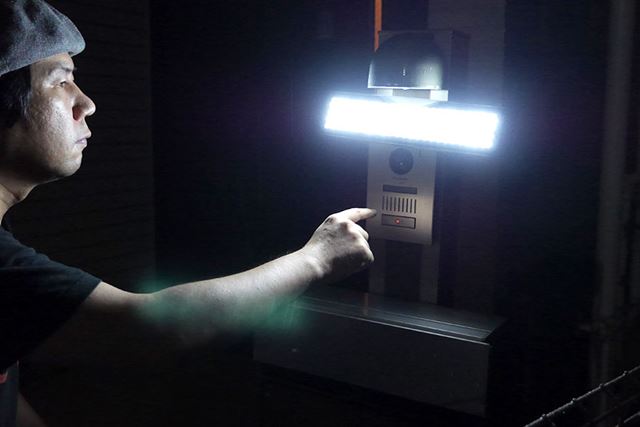 そして普通のお客さんも、こんなにこうこうと輝いている表札の呼び鈴を押すのは勇気がいることでしょう