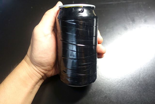 熱の吸収をよくするために、缶のまわりに黒いビニールテープを貼り付けて