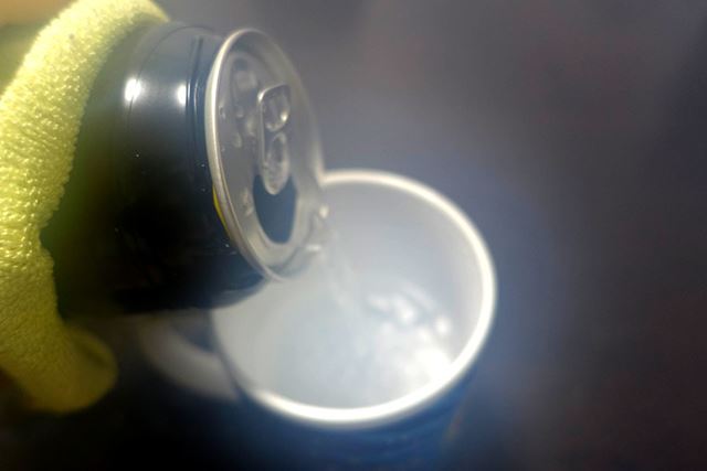 カップに注いでみると…完全にお湯！