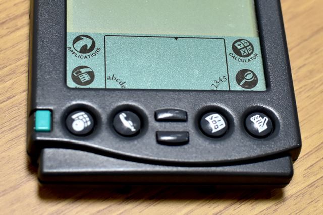 Pilot 1000の本体下部には、4つの起動ボタンが配置されている