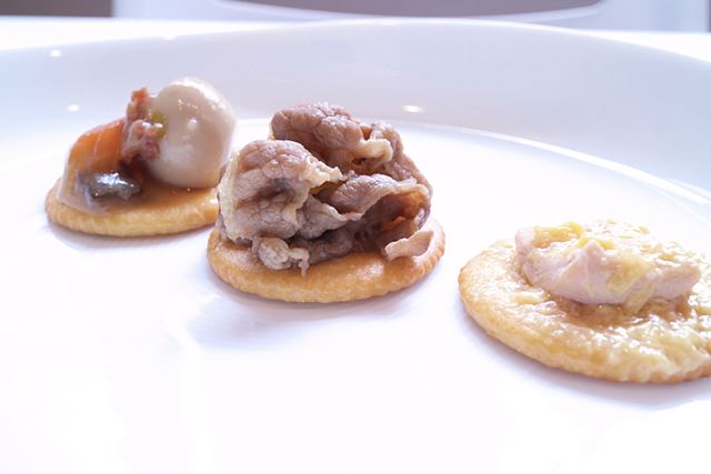 左から中華丼、牛丼、親子丼