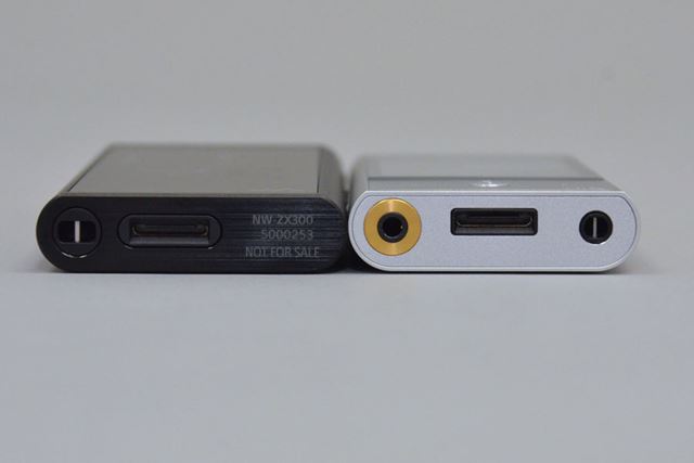 本体の厚みはZX300のほうが若干厚いが、ほぼ誤差の範囲。重量はZX300のほうが約13gほど重い
