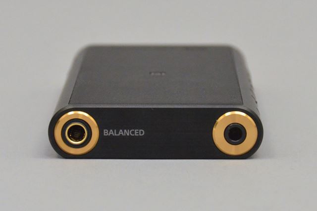 3.5mmのアンバランス出力だけでなく、4.4mm5極によるバランス接続出力も搭載