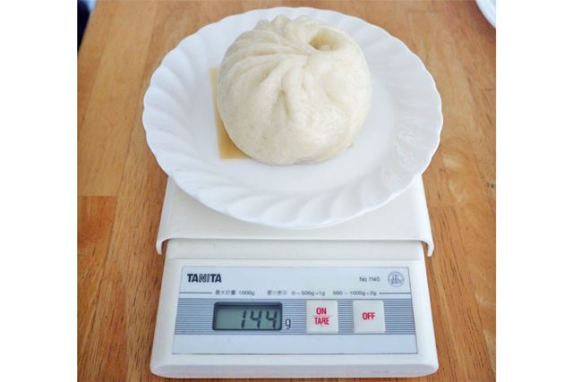 蒸し器で蒸した後の1個の重さは144gでした