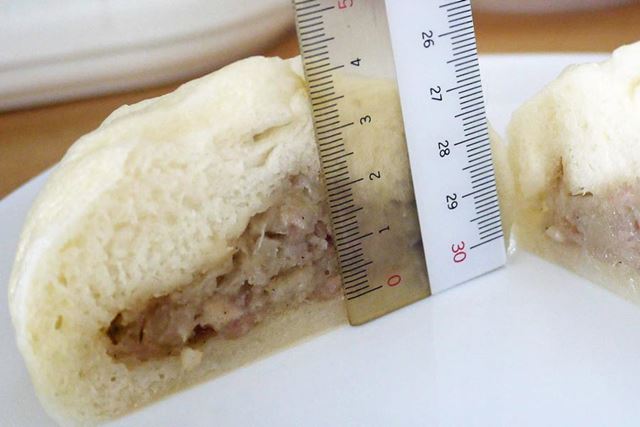 皮の厚さは約2cm。全高は約5cm。手作りなので、割と個体差があります