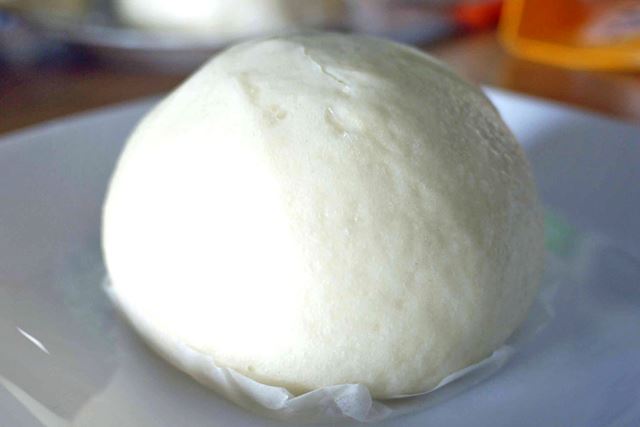 頂上は絞り頭ではなく、ツルっとした形。お団子みたいですよね