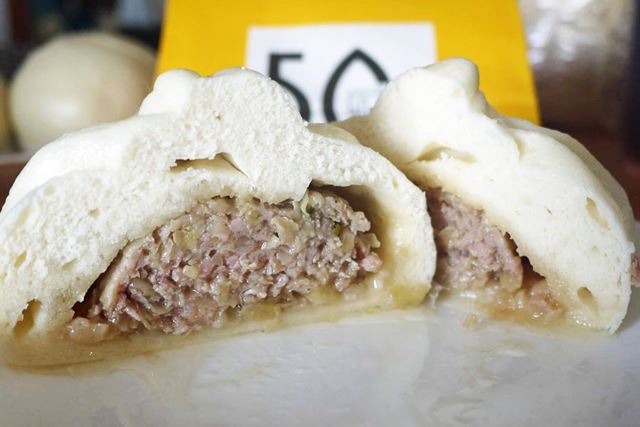 見てくださいこの肉汁と肉の厚さ！