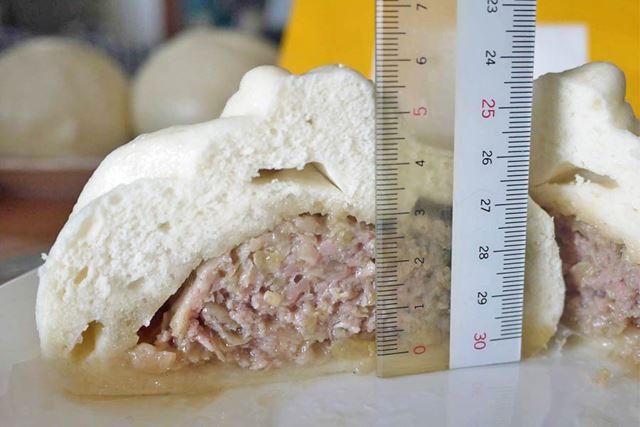 全高は6cm超え！ 1人1個食べるとおなかいっぱいですよ