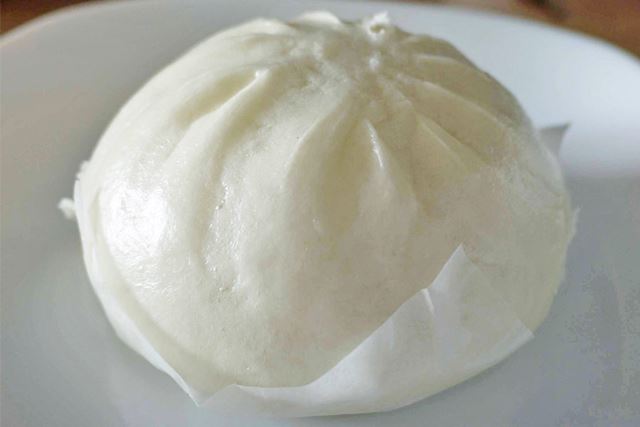 横に平べったい肉まんです