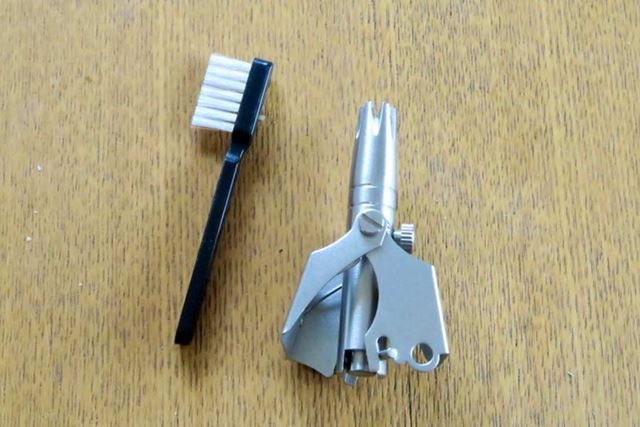 中身はこんな感じ。手入れ用のブラシが付いています