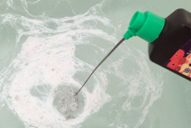 注ぐときは黒い液体でしたが、お湯に入れるとたちまち白くなりました