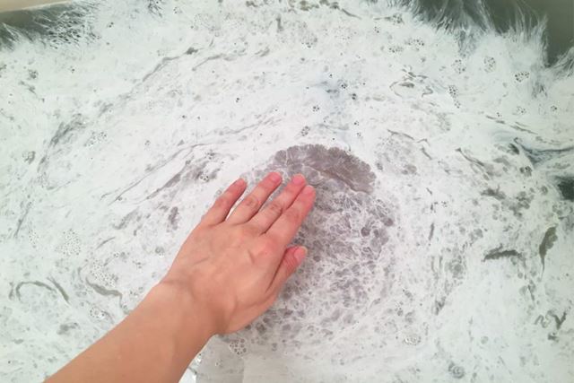 まるで白い絵の具を垂らしたかのようなこの状態から、手でお湯を混ぜてみました