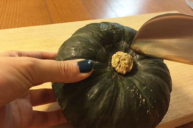 かぼちゃに切れ目を入れてヘタ部分を取ります
