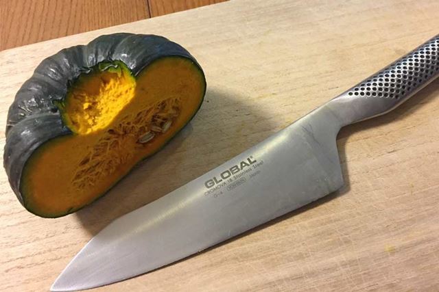 いつもの包丁でかぼちゃを切ります