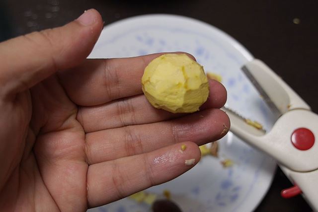 だいたい1分ちょっとでむくことができました。包丁の約3倍のスピード…シャアだ！